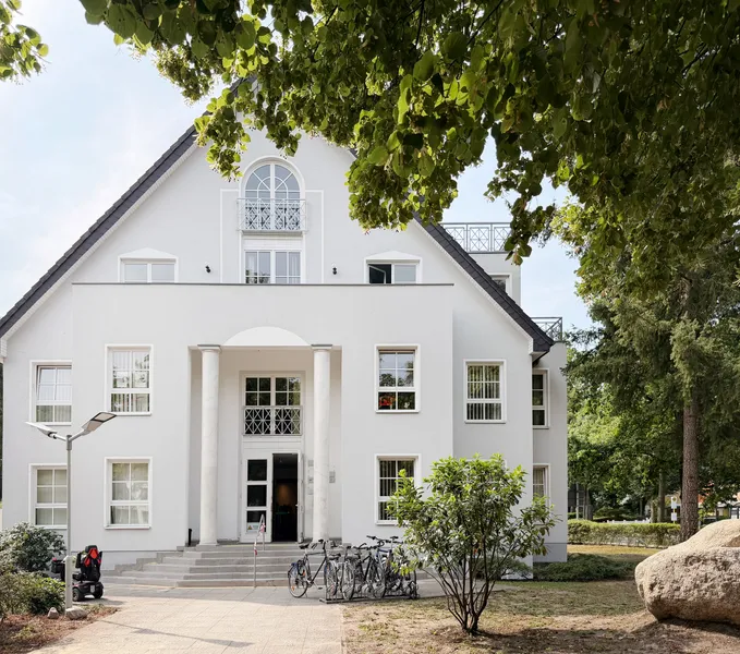 Außergewöhnliche Dachgeschosswohnung mit Wellnessbereich und Kamin — photo 1